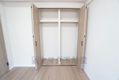 洋室にはハンガーパイプ付きのクローゼットが設けられています。たっぷり収納できるので衣替えの心配もいりませんね＾＾