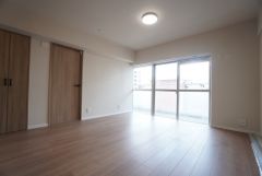 大きな窓のあるリビングは、陽光あふれる明るい空間です。居心地良く、ご家族皆がゆったり寛げる憩いの空間となりそうです。
