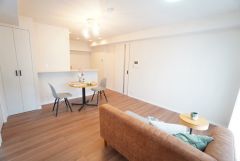リビングは広々とした設計で、家族が集い、寛ぐ暮らしの空間を演出しています。思い思いの時間を過ごしたり、家族みんなで食事をしたり、素敵な団らんの場になりますね。