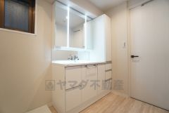 三面鏡裏収納付き洗面化粧台です＾＾ 歯磨きセットやスキンケア用品などの収納に便利ですね。生活感も隠すことができ、来客時にも安心です＾＾