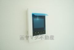 防犯はもちろん、セールスマン対策にもなるモニター付きインターホンです。 来訪者の顔が見えるので安心ですね＾＾