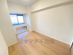 家具を選ばないナチュラルな色合いの壁紙とフローリングです。