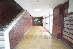 マンションのエントランスは住民と来客を迎える空間として、建物の安心感を演出し、防犯性やプライバシーの向上にも貢献します＾＾