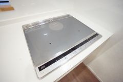 お手入れのしやすいIHクッキングヒーターです。3口コンロなので、効率よくお料理が楽しめます。毎日のお料理も楽しくなりますね＾＾