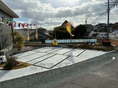 駐車スペースは3台分を確保（車種による）。マイカー用に、お客さま用に、余裕を持ってご利用いただけます。