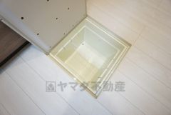 キッチンに床下収納があります。長期保存ができるもの、調理器具、防災グッズを入れておくのもいいですね。