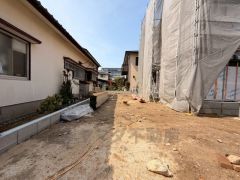 お庭付き＾＾日光浴やガーデニングはもちろん、お子さまの外遊びの場としても＾＾リビングから様子が見守れるので安心です＾＾ 