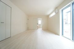 大きな窓のあるリビングは、陽光あふれる明るい空間です。居心地良く、ご家族皆がゆったり寛げる憩いの空間となりそうです。