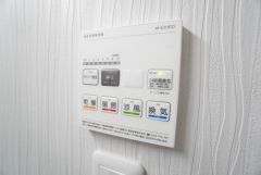 浴室暖房乾燥機付き。天候に左右されず、いつでも好きなときに洗濯物を干せるので、仕事や家事で忙しい方に重宝します。