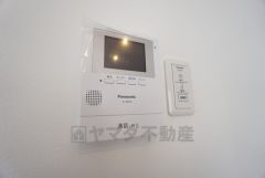 ドアを開けずに来訪者を確認できるモニター付インターフォン。