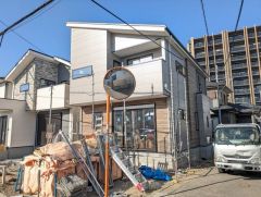 駐車スペースはゆとりある2台分を確保。マイカー用に、お客さま用に、余裕を持ってご利用いただけます。