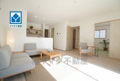 家族が集まる開放的なリビング。思い思いの時間を過ごしたり食事をしたり、素敵な団らんの場になりますね。家具はCGによるイメージ画像です。