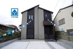 シンプルさとデザイン性を兼ね合わせた外観。限定1棟です＾＾カースペース2台分。 西鉄バス停「皿山三丁目」徒歩約5分。