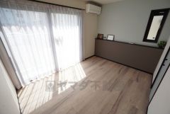 1階約5.99帖の洋室。大きな窓から陽が差し込む明るいお部屋です。