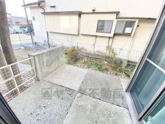 リビングとつながるデッキ＾＾お休みの日にはコーヒーを飲みながらのんびりするのにもちょうど良いサイズ感ですね。日頃の疲れをリフレッシュできる憩いの空間になりそうです＾＾ 