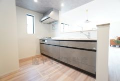 対面式キッチンなのでリビングにいるご家族とコミュニケーションを取りながら洗い物や、お料理が楽しめそうですね＾＾