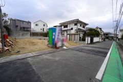 前面道路は北側5.67～5.7ｍの公道に面しています＾＾ 住人以外の車の進入も少なく、小さなお子様を持つご家庭にも安心です＾＾