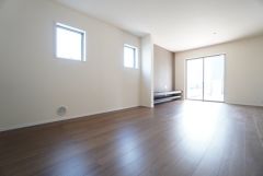 大きな窓のあるリビングは、陽光あふれる明るい空間です。居心地良く、ご家族皆がゆったり寛げる憩いの空間となりそうです。