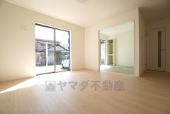 大きな掃き出し窓のあるリビングは、陽光あふれる明るい空間です。ゆったりと寛げる憩いの場となりそうです。 