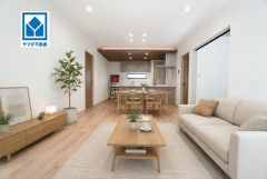 家具はイメージです。17.7帖の広々LDKには大きめのダイニングテーブルもらくらく設置出来ます。