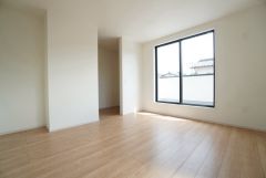 約10帖の洋室は、2階リビングとして、ファミリースペースとして、広めの主寝室として、様々な使い方がありそうです。