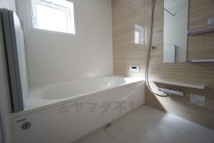 1日の疲れを癒すくつろぎのバスルーム。足を伸ばしてもゆったりと入れるサイズです。お子様と一緒にお風呂に入っても狭くないですね＾＾