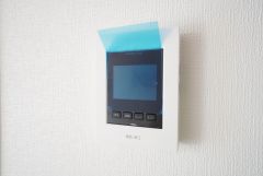 防犯はもちろん、セールスマン対策にもなるモニター付きインターホンです。お子さん1人での留守番時にも活躍しそうです。