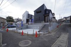 前面道路。車通りが少なく安心安全です＾＾