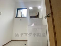 三面鏡裏収納付き洗面化粧台です＾＾ 歯磨きセットやスキンケア用品などの収納に便利ですね。