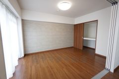 6帖。主寝室としてお使いいただけそうなこちらのお部屋は、日当たりが良く、爽やかな風を感じて起きる朝は、快適生活の始まりに。 