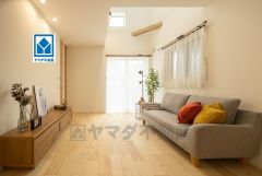 家族が集まる開放的なリビング。思い思いの時間を過ごしたり食事をしたり、素敵な団らんの場になりますね＾＾