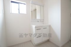 三面鏡裏収納付き洗面化粧台です＾＾ 歯磨きセットやスキンケア用品などの収納に便利ですね。