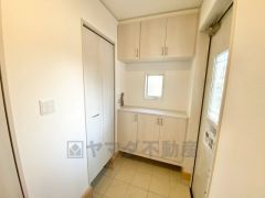 ご家族の靴をスッキリと片付けられるシューズボックス付きの玄関です＾＾スッキリと片付いた玄関は気持ちがいいです。