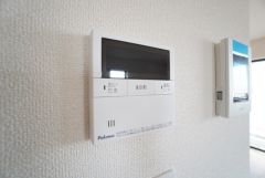 キッチン横からお湯張り、追い炊き、足し湯がボタン一つで楽々操作できる給湯機リモコンです。忙しい夕飯準備の時間帯に重宝しますね。