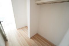 収納力豊富なウォークインクローゼット。洋服や小物などを1箇所にまとめて美しい収納を実現します。スーツケースのような大型の荷物も置けます＾＾