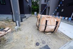 カースペースは縦列2台分を確保。