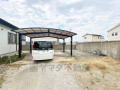 カーポート2台分あり＾＾大切なお車を雨風から守れますね。 