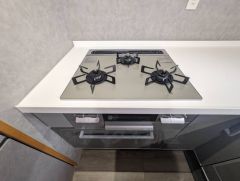 3種類の料理が同時に調理できる、3口ガスコンロ。忙しい夕食の支度時間が短縮できて効率よくお料理が楽しめます。