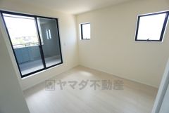 2面採光を確保した明るい室内は、風通しも良く、大変居心地の良い空間となっております。日当たりがよく、子供部屋としての利用もおすすめ。 