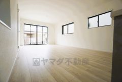 ご家族で団らんの時間を過ごすリビングダイニング。