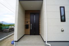 家の顔となる玄関扉がかっこいいと、たくさんの人を招き入れたくなりますね＾＾奥まって設置されており、雨にも濡れにくくなっています。
