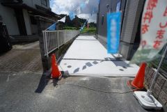 カースペースは縦列2台分を確保＾＾ 小さなお子様がいる方でも乗り降りラクラクです。
