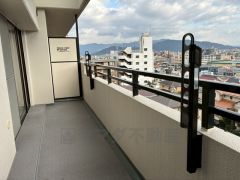 南東向きで陽当たりの良いバルコニーです。お洗濯やお布団干しはもちろん、日光浴スペースにも＾＾ 天気のいい日にはお布団もまとめて干せそうですね＾＾