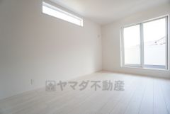 7.25帖。 主寝室としてお使いいただけそうなこちらのお部屋は、日当たりが良く、爽やかな風を感じて起きる朝は、快適生活の始まりに。 