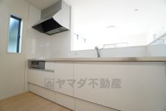 対面式キッチンなのでリビングにいるご家族とコミュニケーションを取りながら洗い物や、お料理が楽しめそうですね＾＾ 