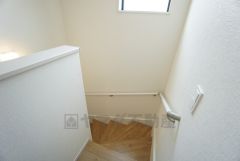 お子様も高齢の方も安心して上り下りができる手摺がついた安心設計です。 階段には小窓を配置しました。日中でも暗くなりがちな階段下が明るくなり安全ですね。