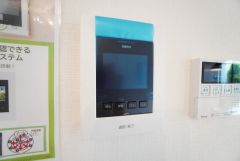 防犯はもちろん、セールスマン対策にもなるモニター付きインターホンです。 来訪者の顔が見えるので安心ですね＾＾