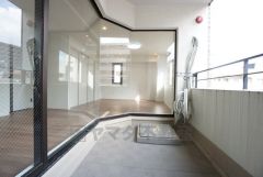 陽当たりの良いバルコニーです。お洗濯やお布団干しはもちろん、日光浴スペースにも＾＾スペースも広々。天気のいい日にはお布団などもまとめて干せそうですね＾＾ 