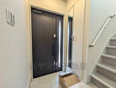 採光も考えられた明るい玄関です。たっぷり収納できるシューズボックス付きなので、家族全員の靴がきれいに整頓できます。