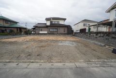 2026年5月撮影。駐車スペースはゆとりある並列3台分。マイカー用に、お客さま用に、余裕を持ってご利用いただけます。